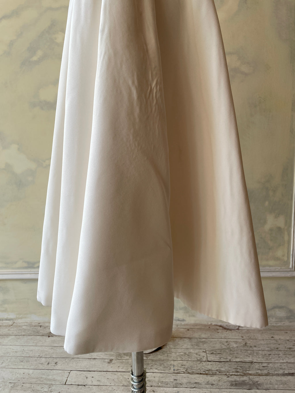Strapless Opera Lady in Pearl Sample