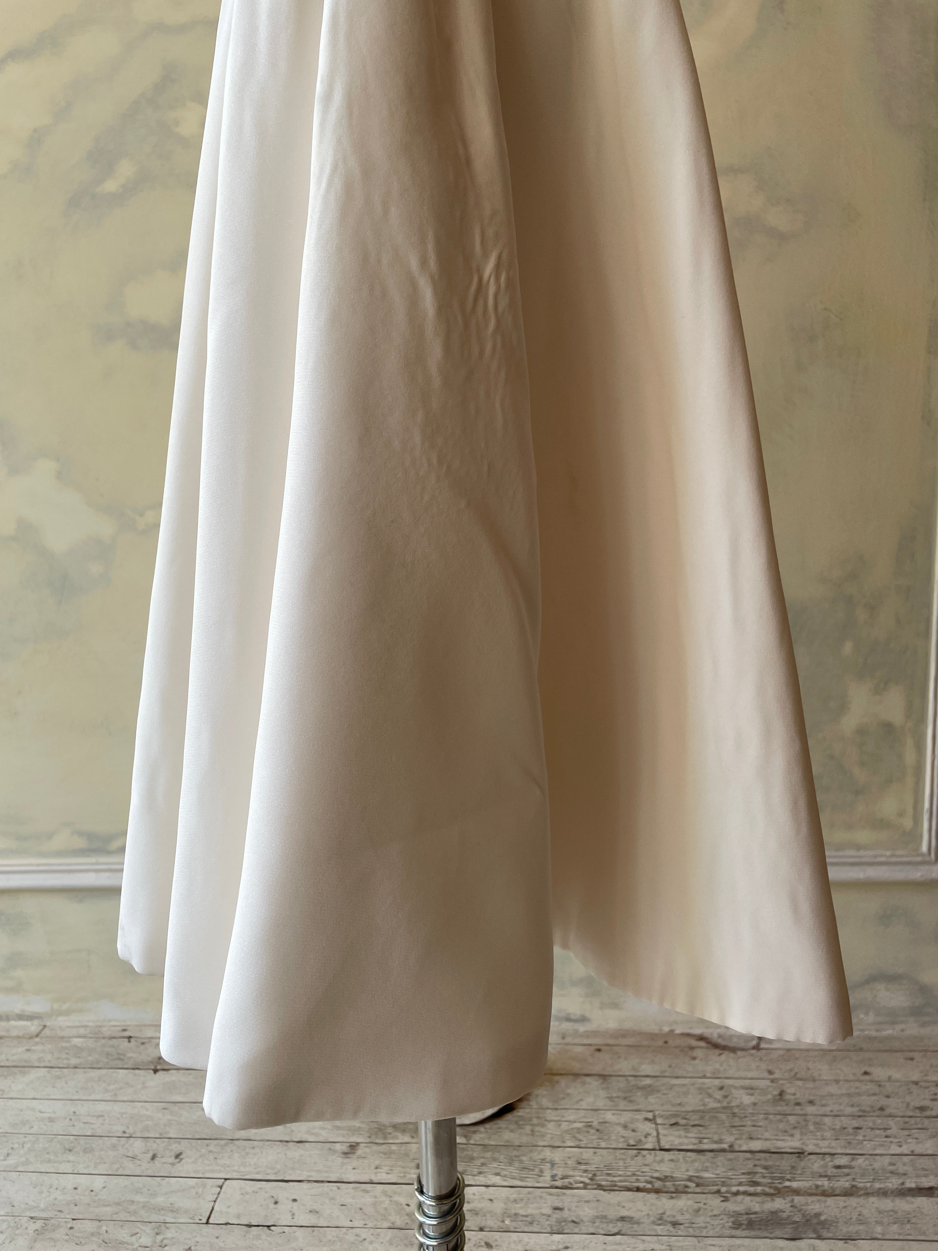 Strapless Opera Lady in Pearl Sample