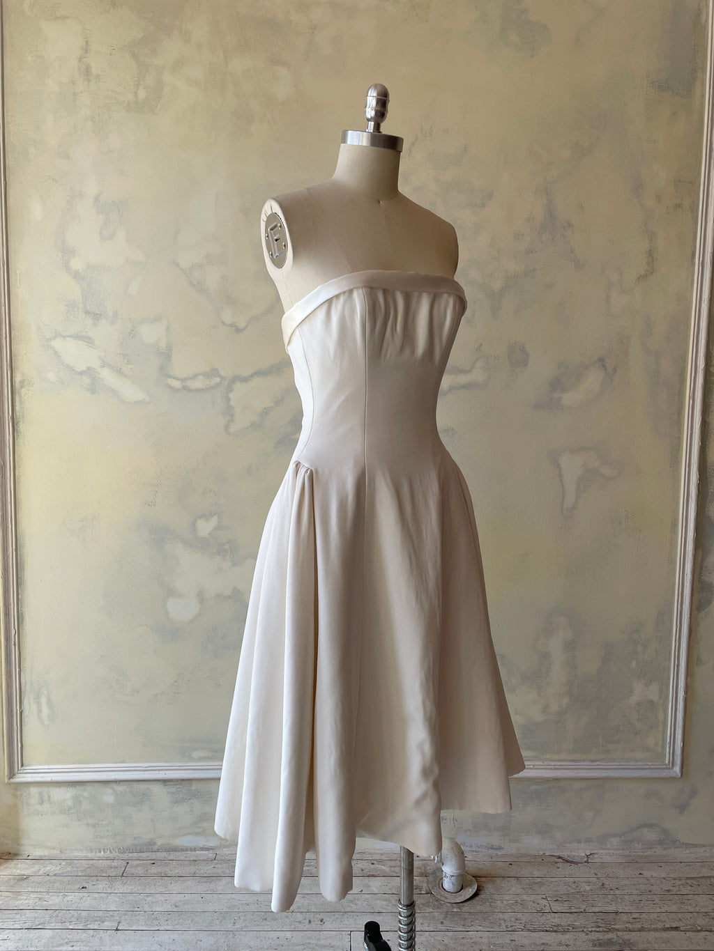 Strapless Opera Lady in Pearl Sample