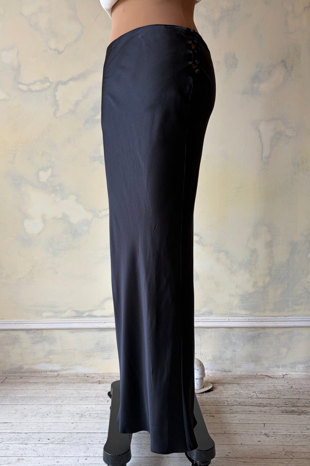 Low Rise Bias Skirt in Noir Sample