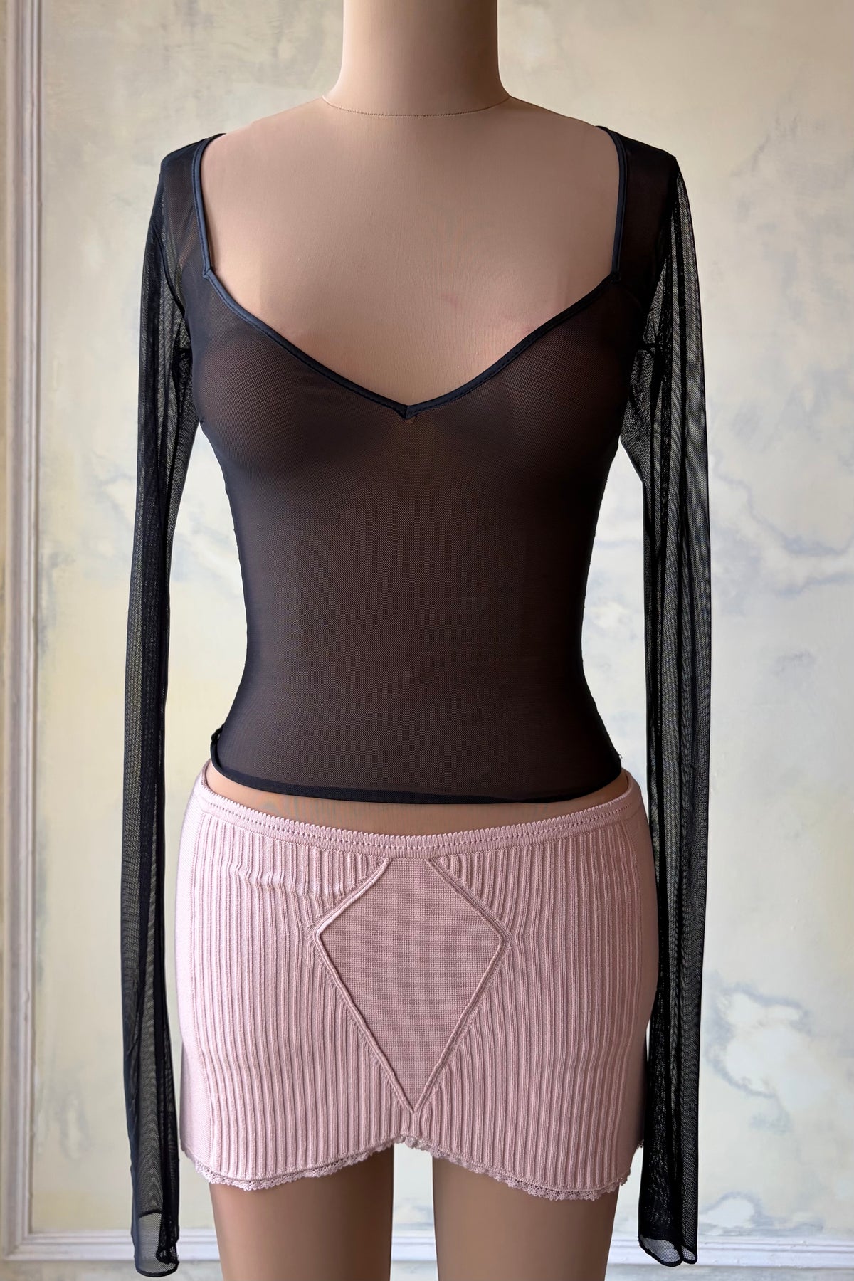Mesh V-Neck Long Sleeve in Noir Sample