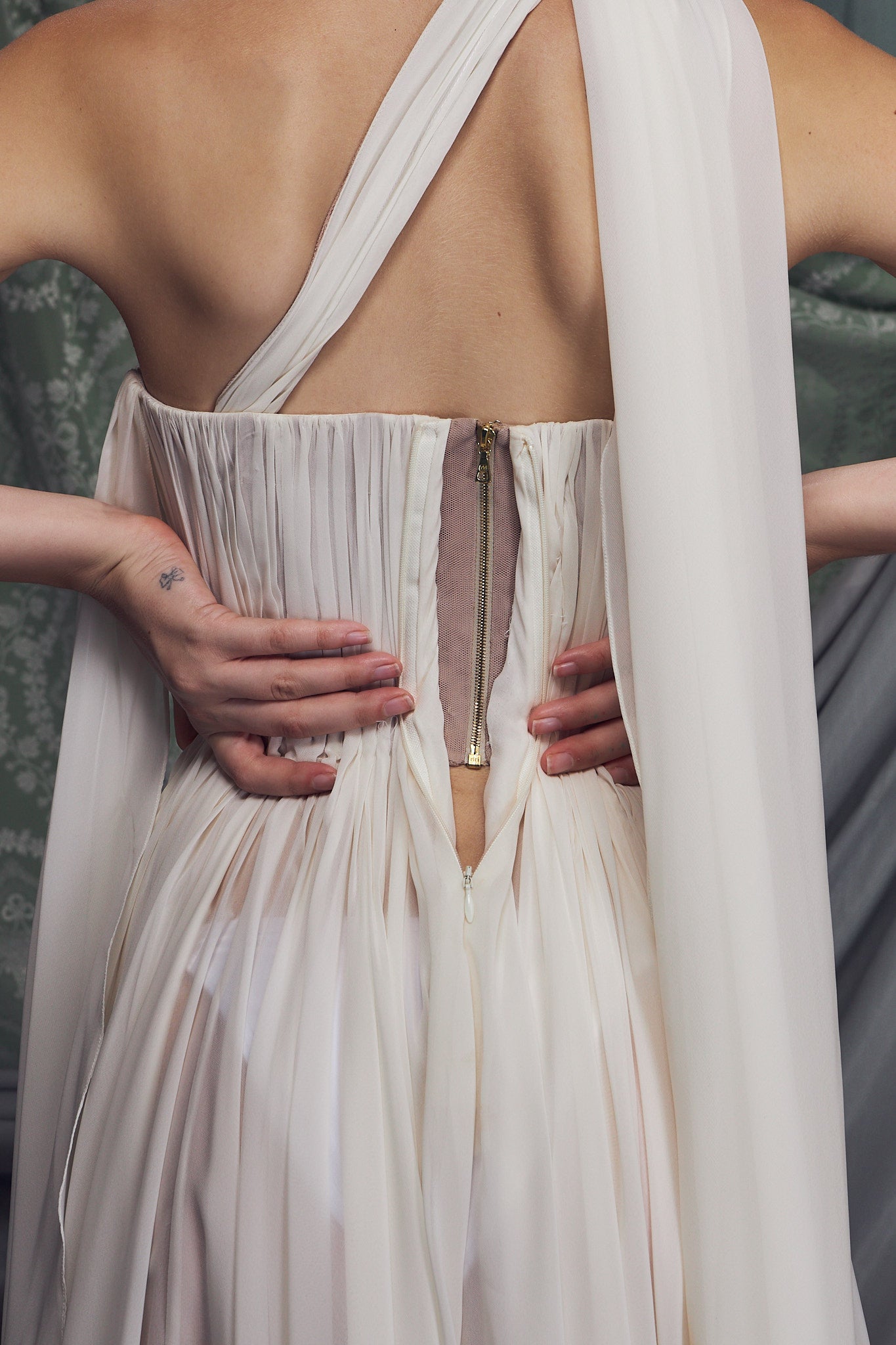 The Hellenistic Gown in Alabaster