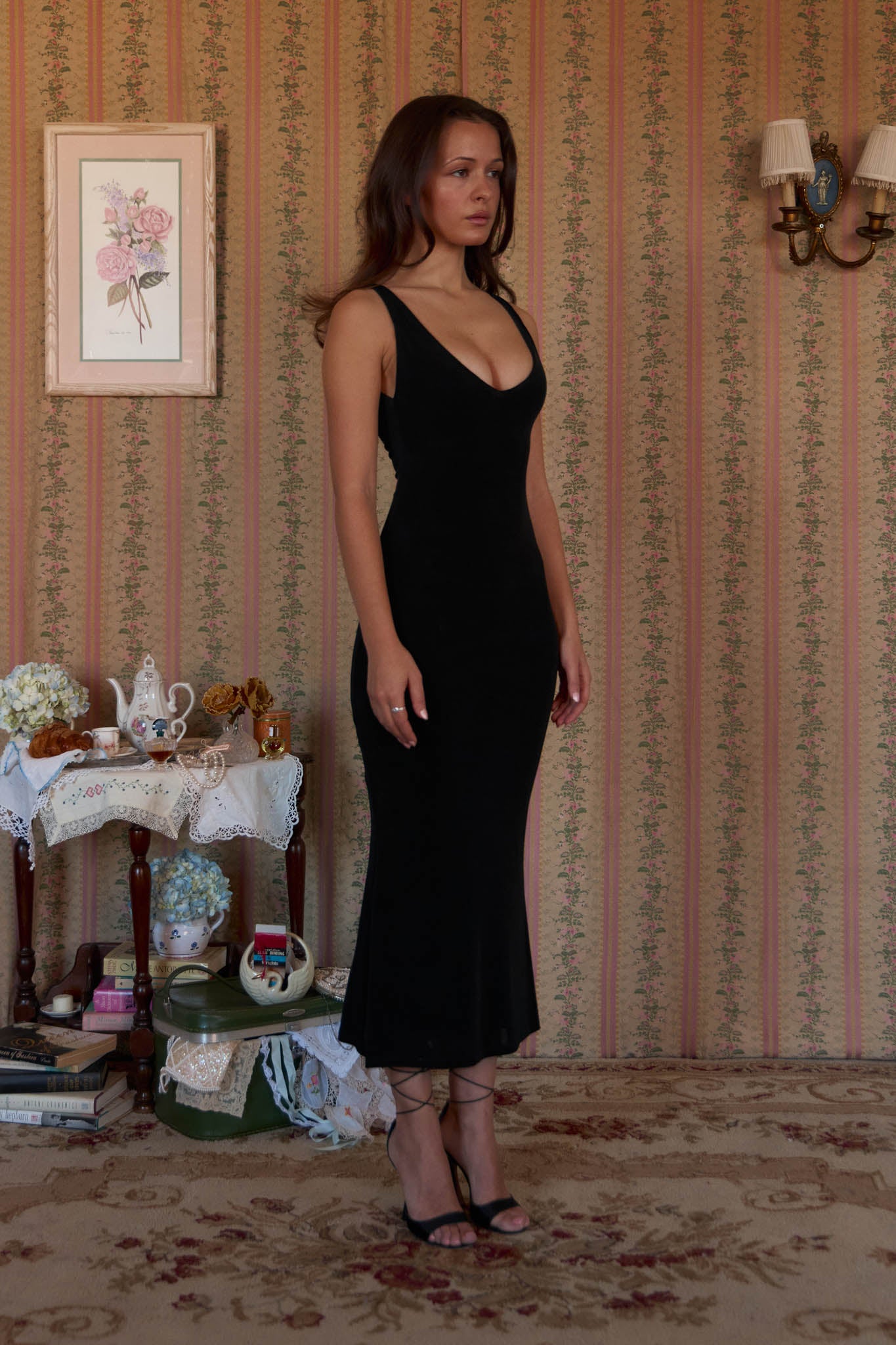 V-Neck Supermodel Dress in Noir – Mirror Palais