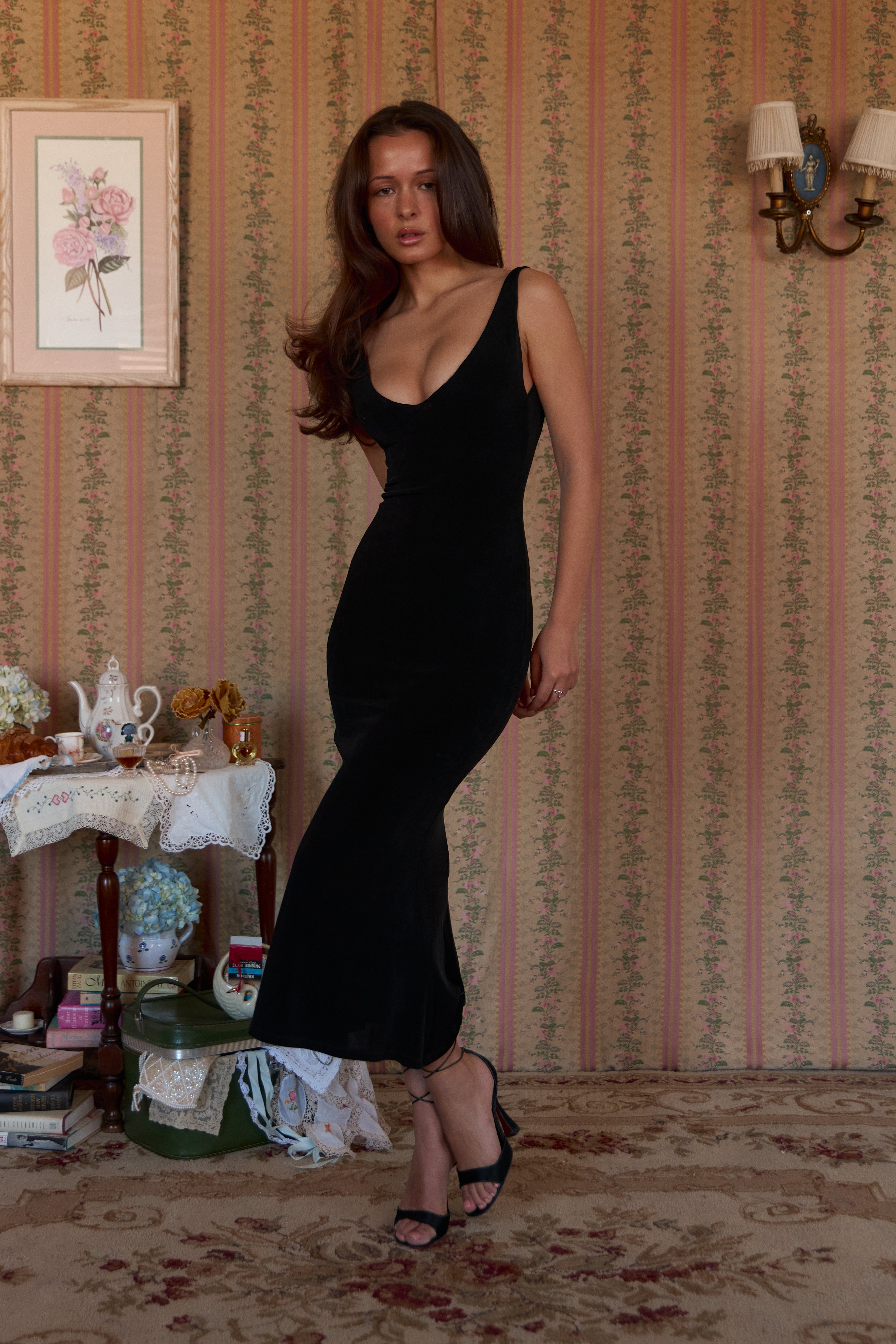 V-Neck Supermodel Dress in Noir – Mirror Palais