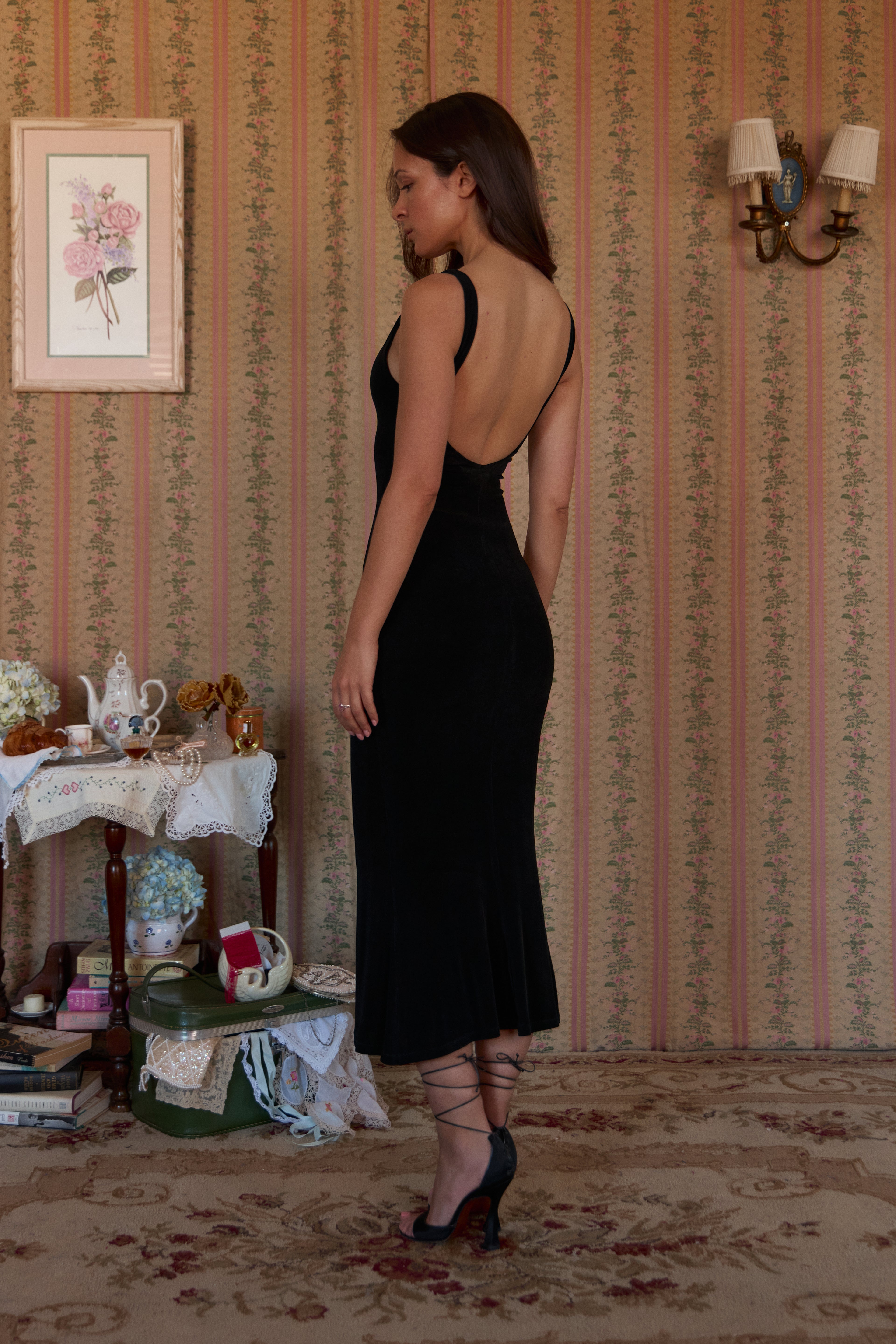V-Neck Supermodel Dress in Noir – Mirror Palais