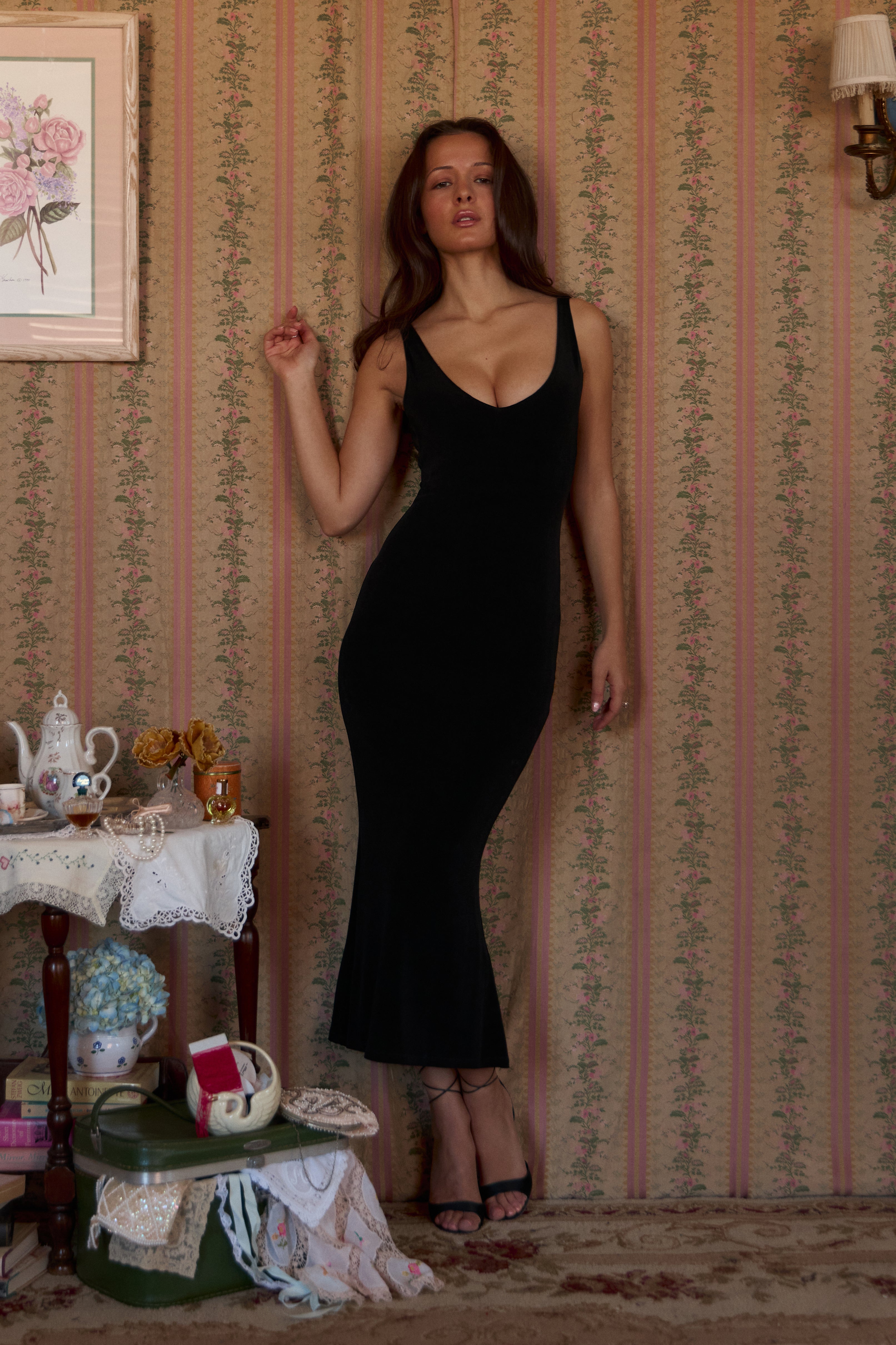 V-Neck Supermodel Dress in Noir – Mirror Palais